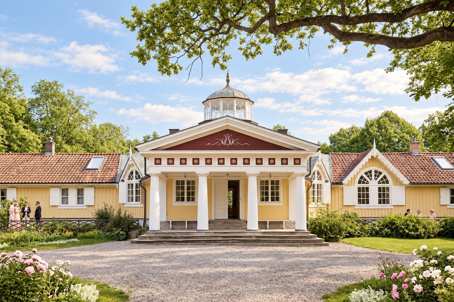 Skärfva Herrgård i varmt kvällsljus, med gäster och blommande rabatter framför